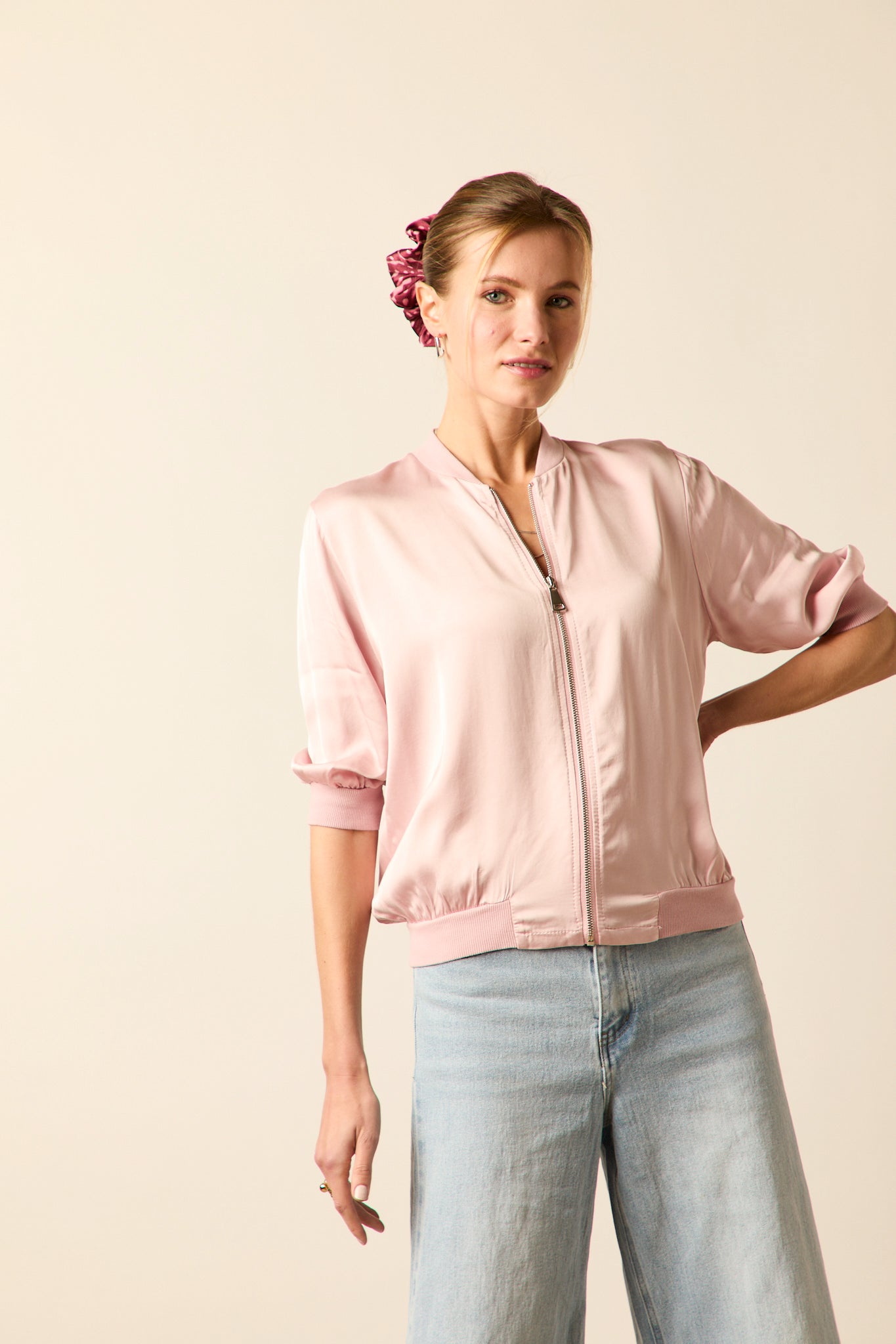 Bomber satinada manga francesa rosa