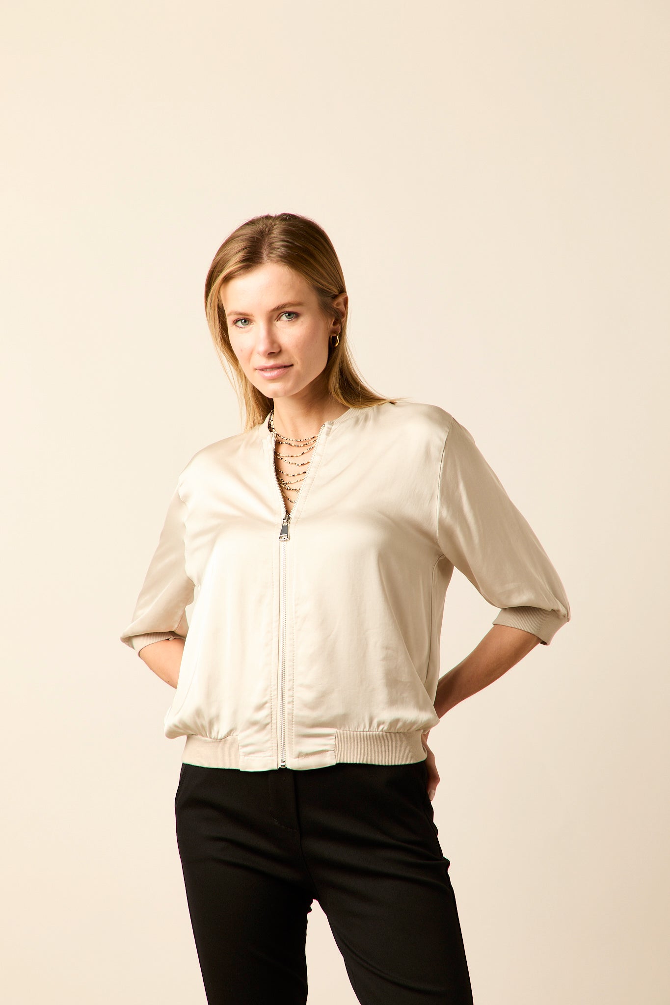 Bomber satinada manga francesa beige