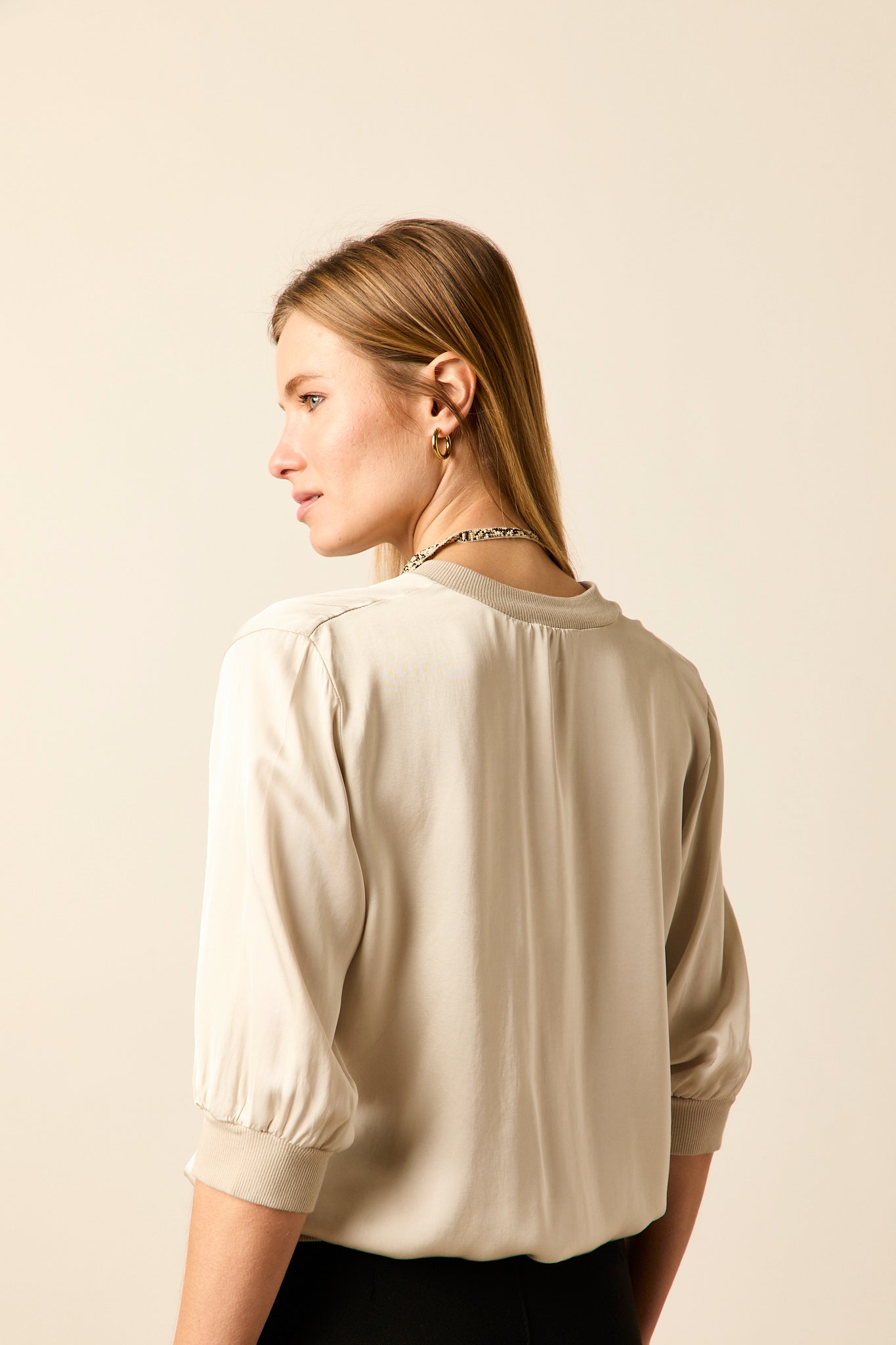 Bomber satinada manga francesa beige