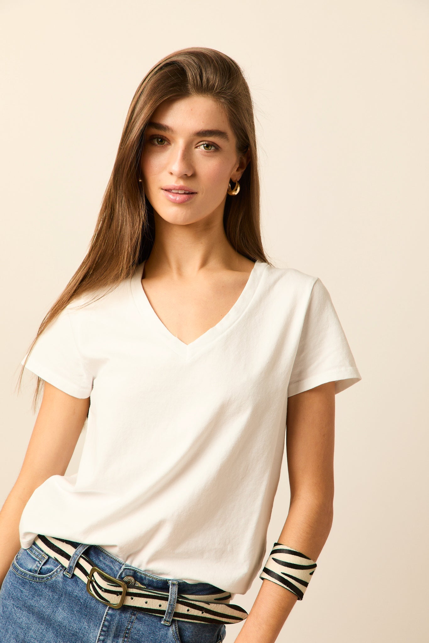 Camiseta básica en cuello pico blanco