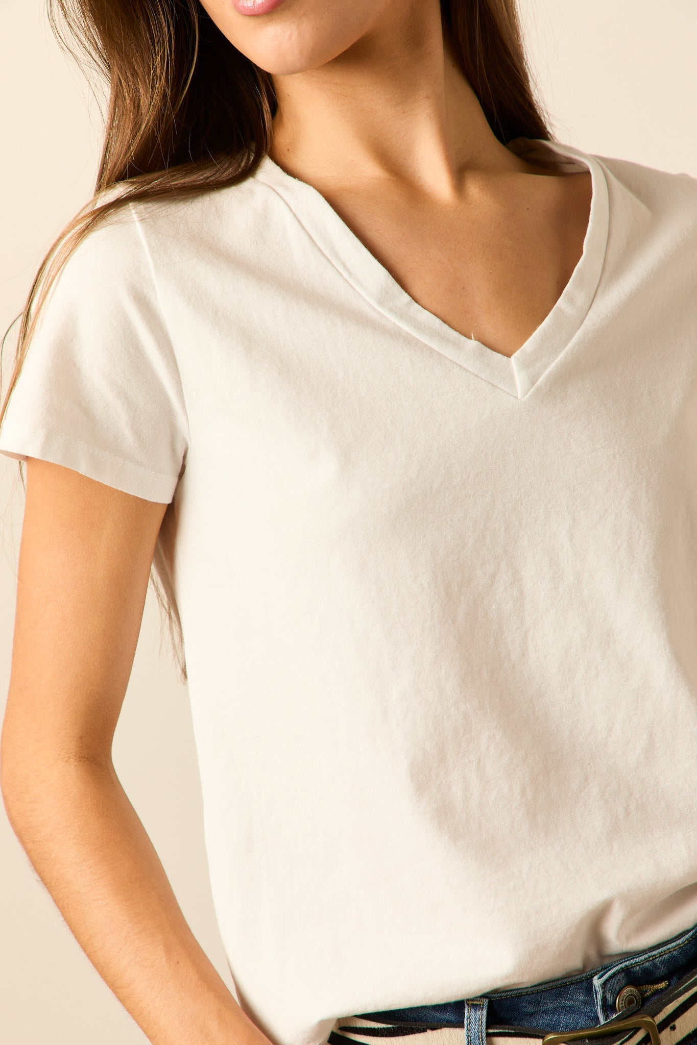 Camiseta básica en cuello pico blanco