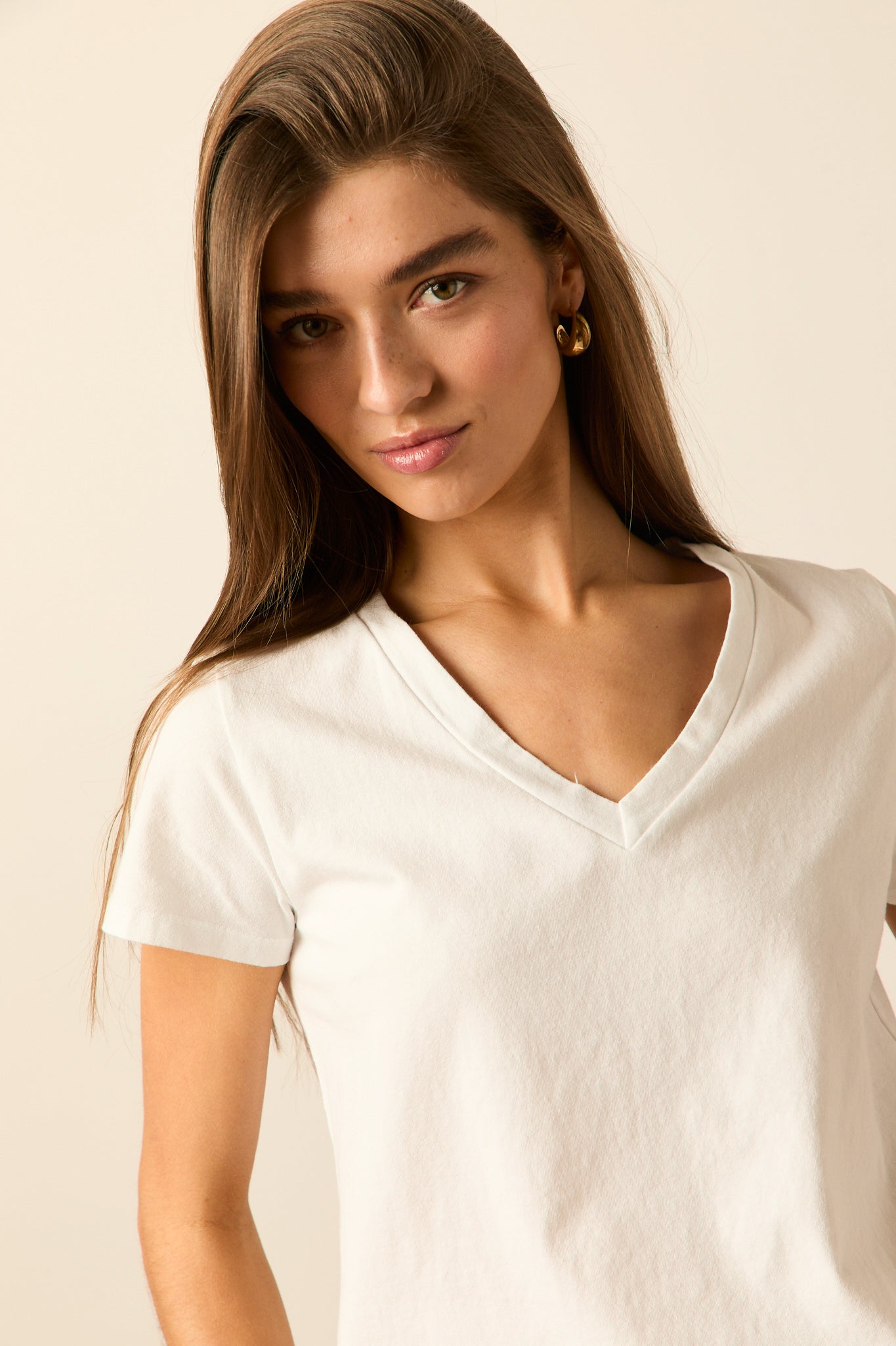 Camiseta básica en cuello pico blanco