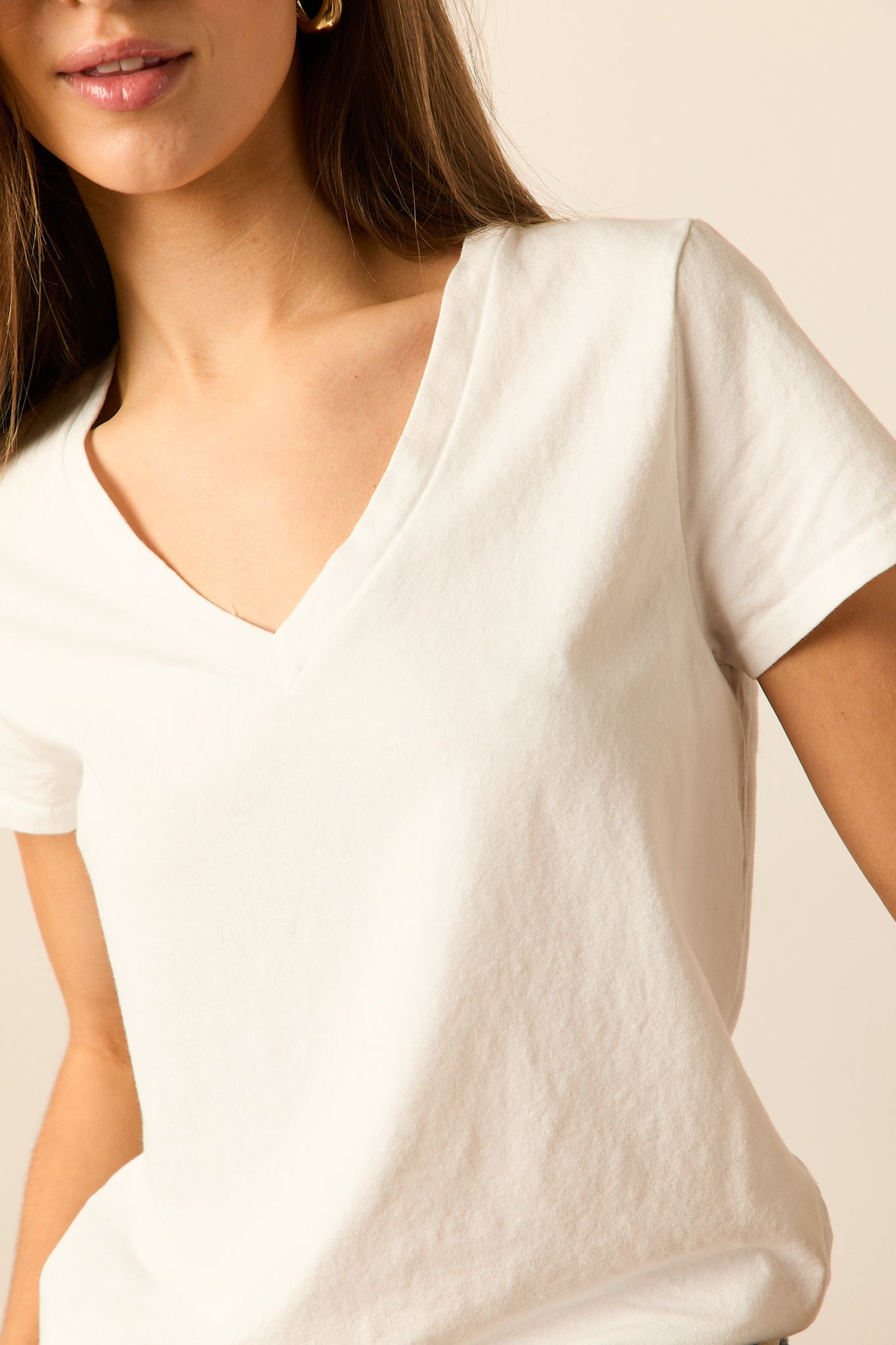 Camiseta básica en cuello pico blanco