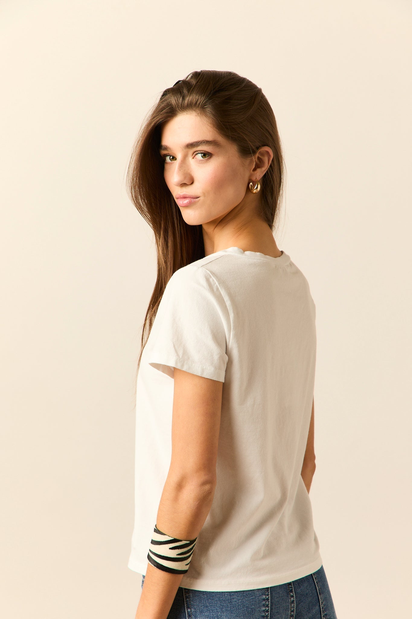 Camiseta básica en cuello pico blanco