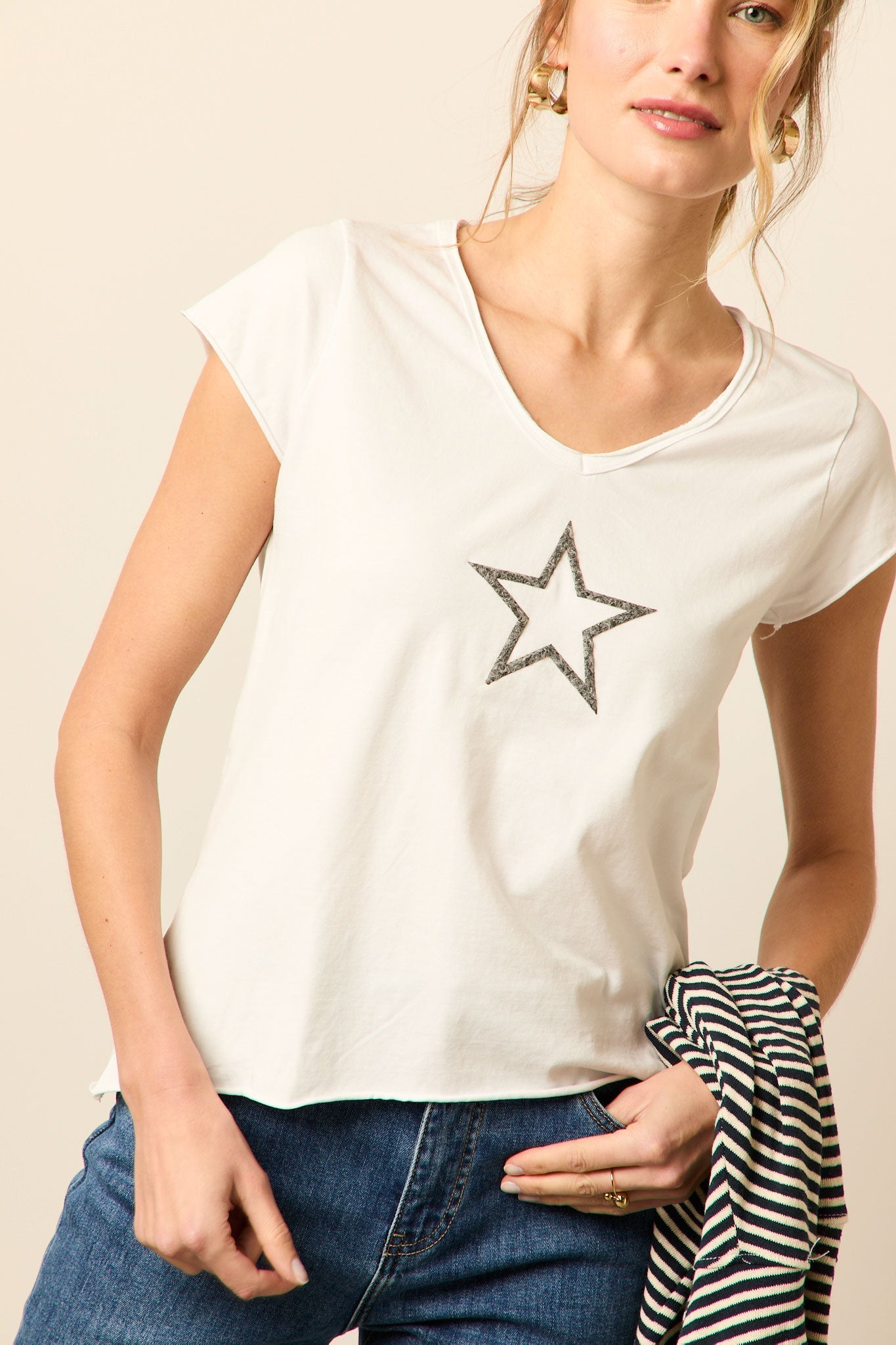 Camiseta básica blanca estrella gris