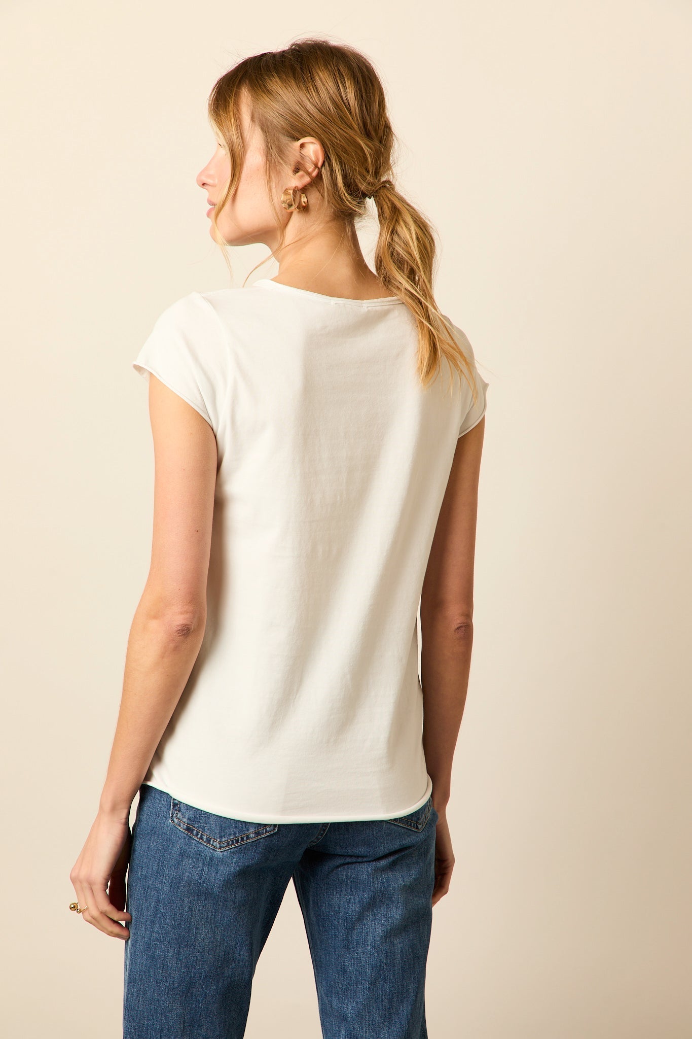 Camiseta básica blanca estrella gris