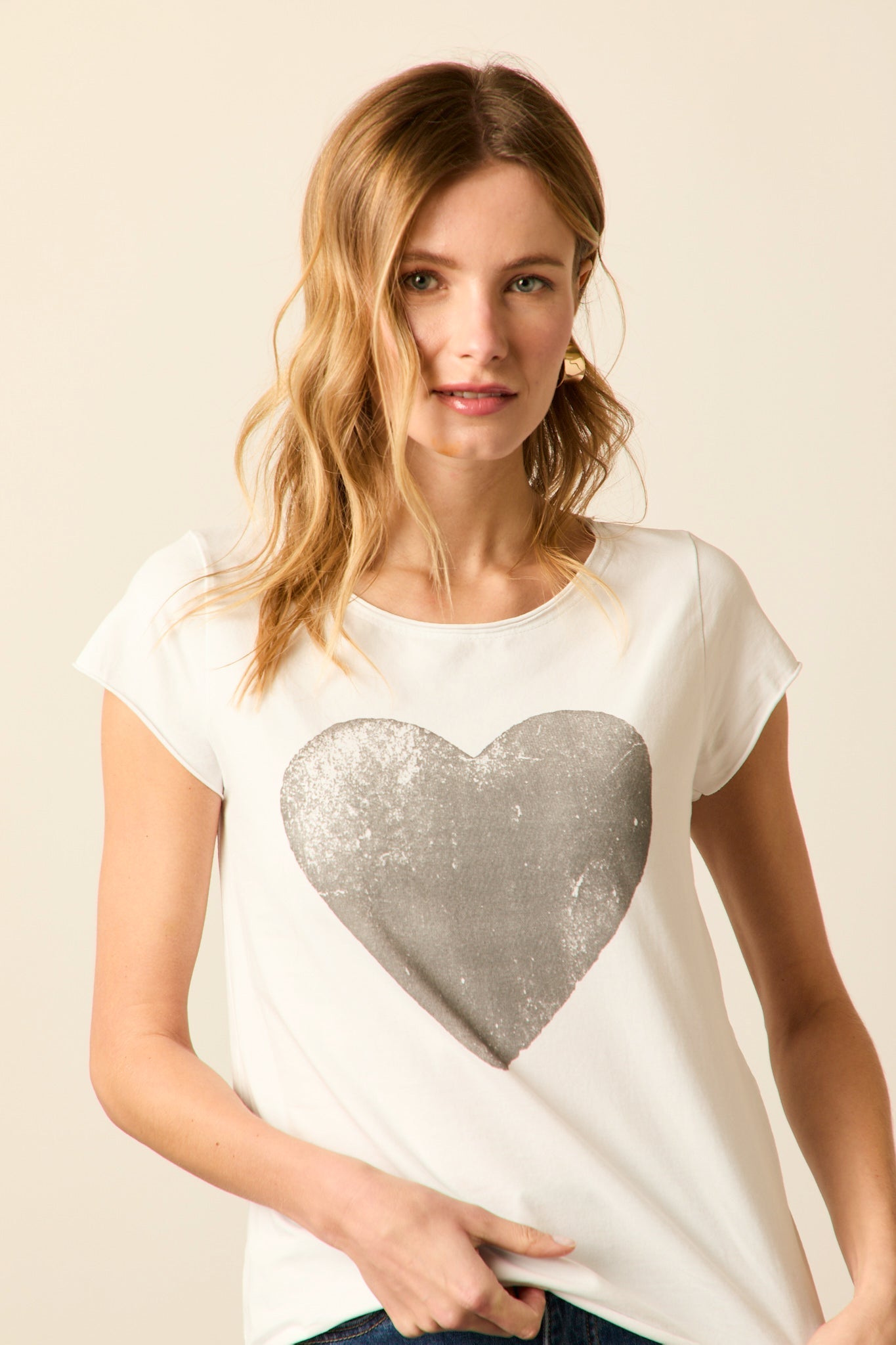 Camiseta básica blanca con corazón gris