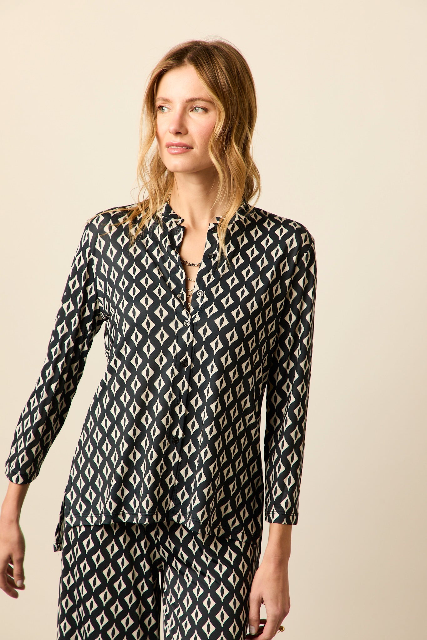 Blusa punto de seda estampado geométrico azul marino
