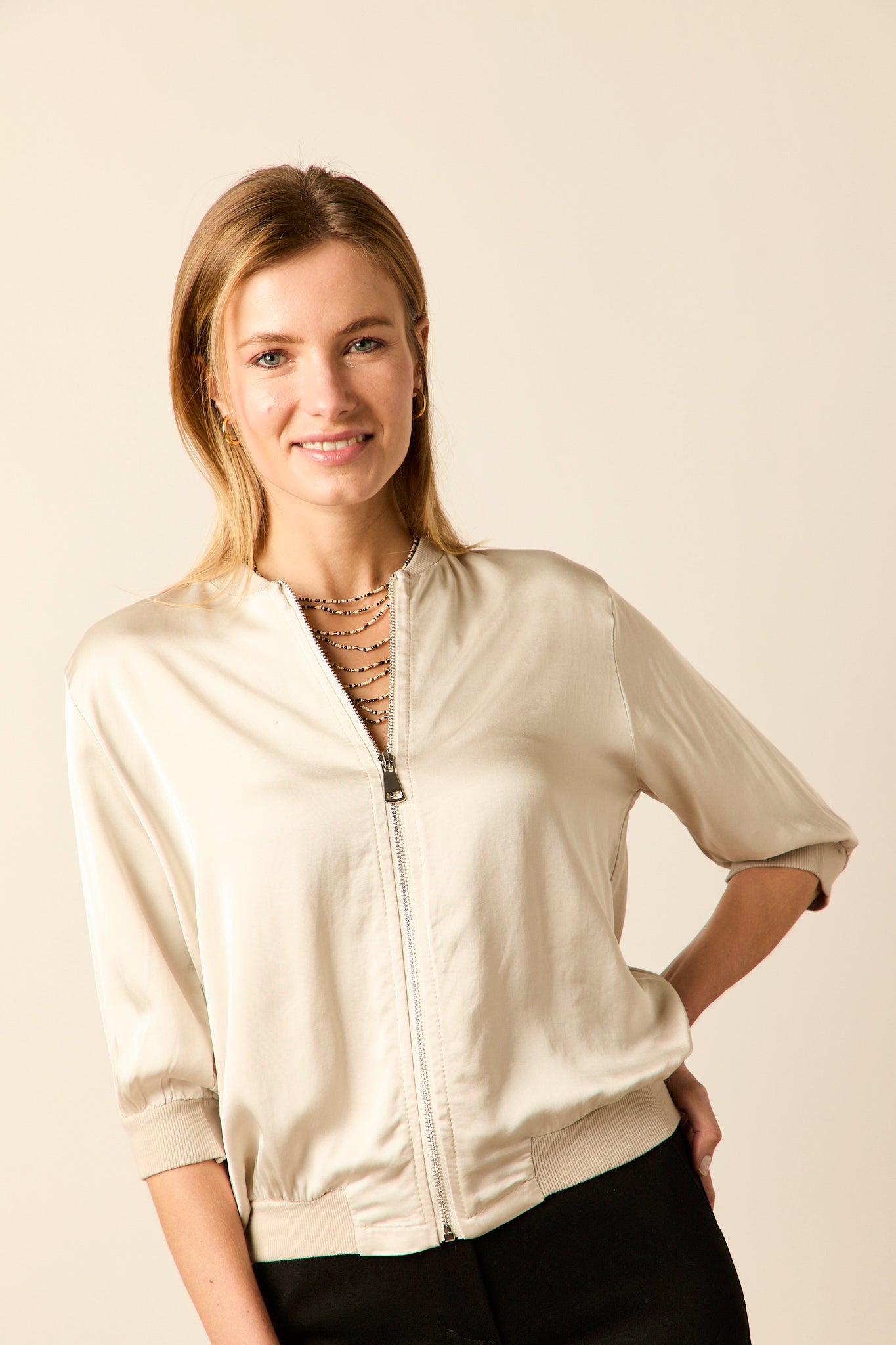 Bomber satinada manga francesa beige