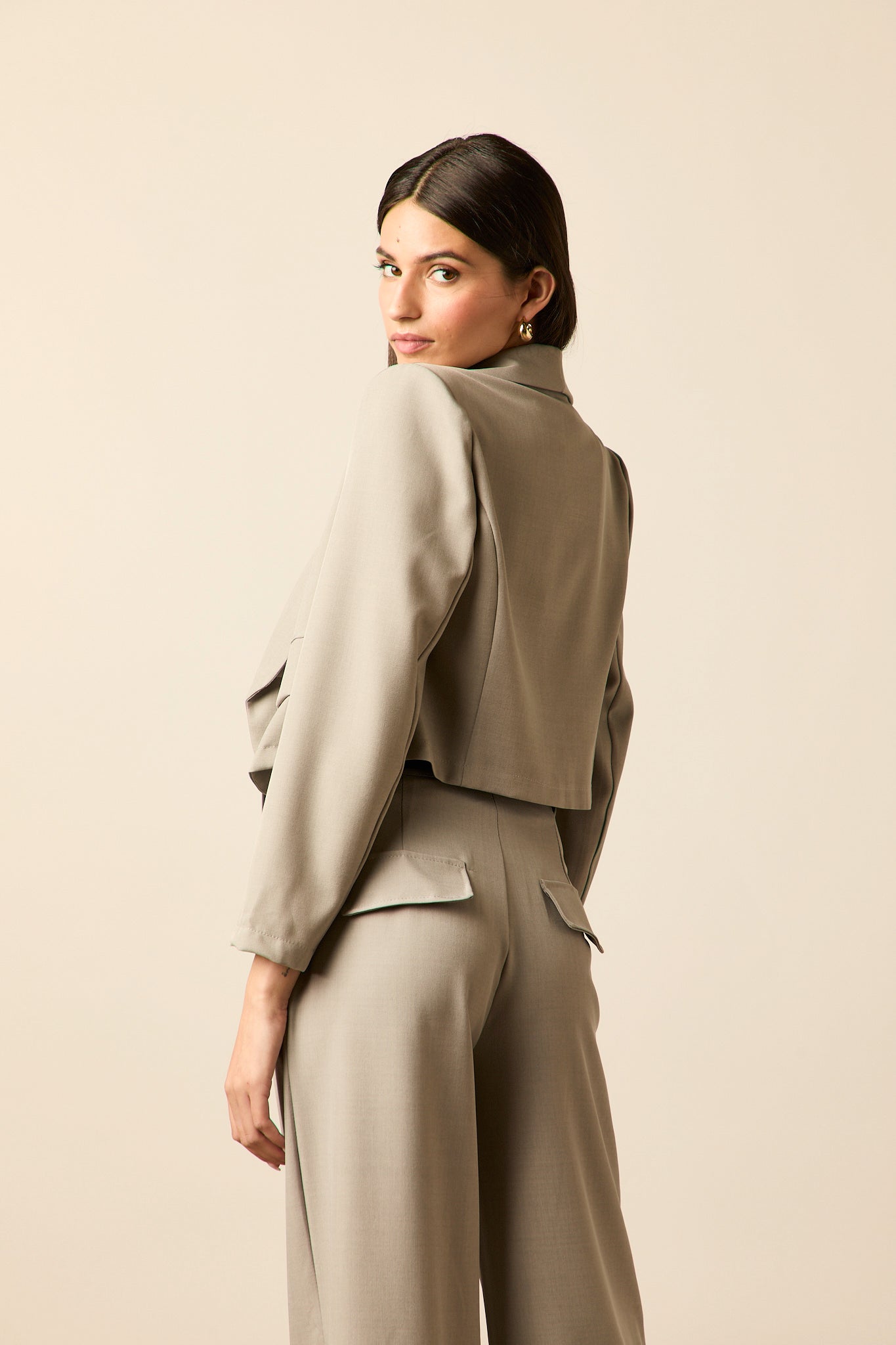 Blazer estilo cropped gris